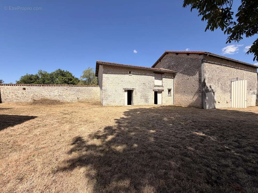 Charmante propriété de caractère avec plus de 2 hectares, grange, cave voûtée et dépendance aménageable à proximité de Ruffec - photo 2