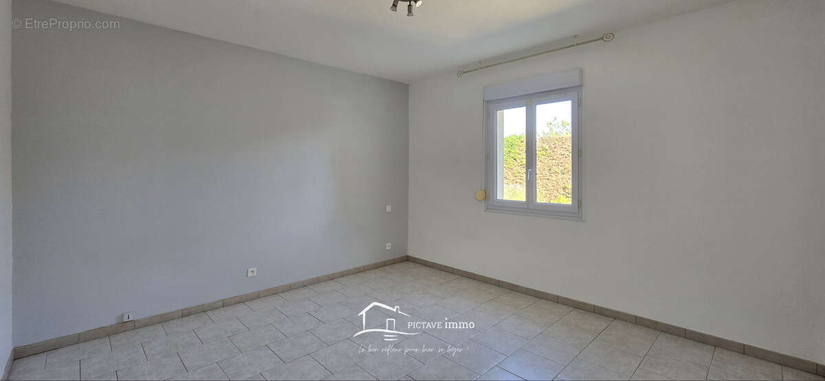 Pavillon plain-pied - double garage - Piscine - Terrain 1907m2 - photo 8