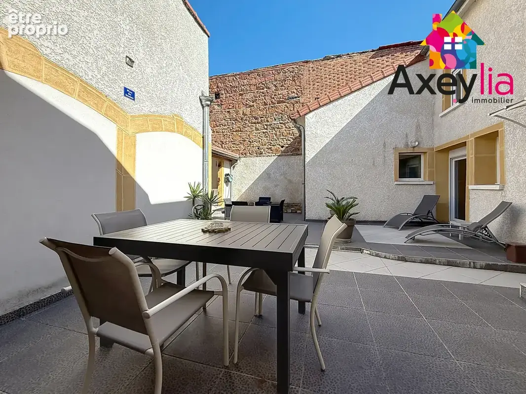 A vendre - roanne centre - maison de ville rénovée avec grande cour, terrasse couverte et cave - photo 2