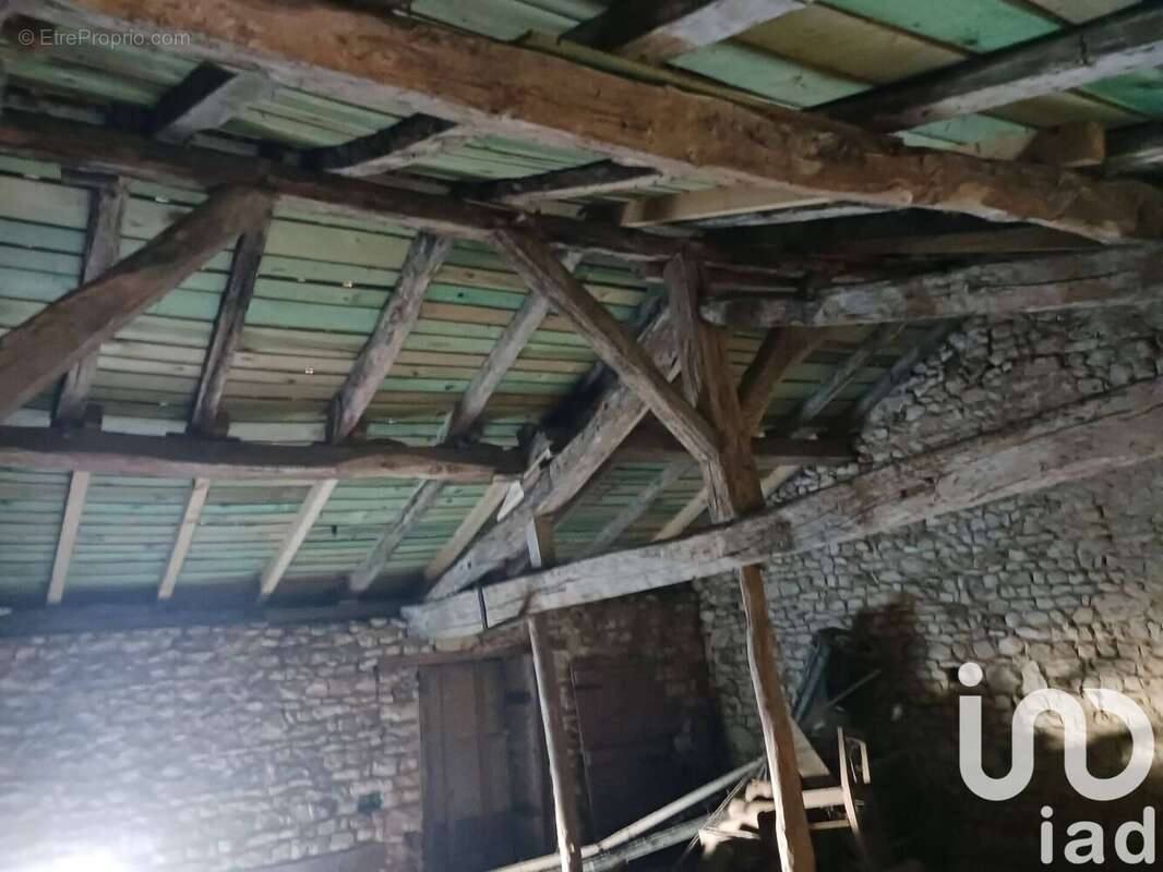 Photo 9 - Parking à SAINT-SECONDIN