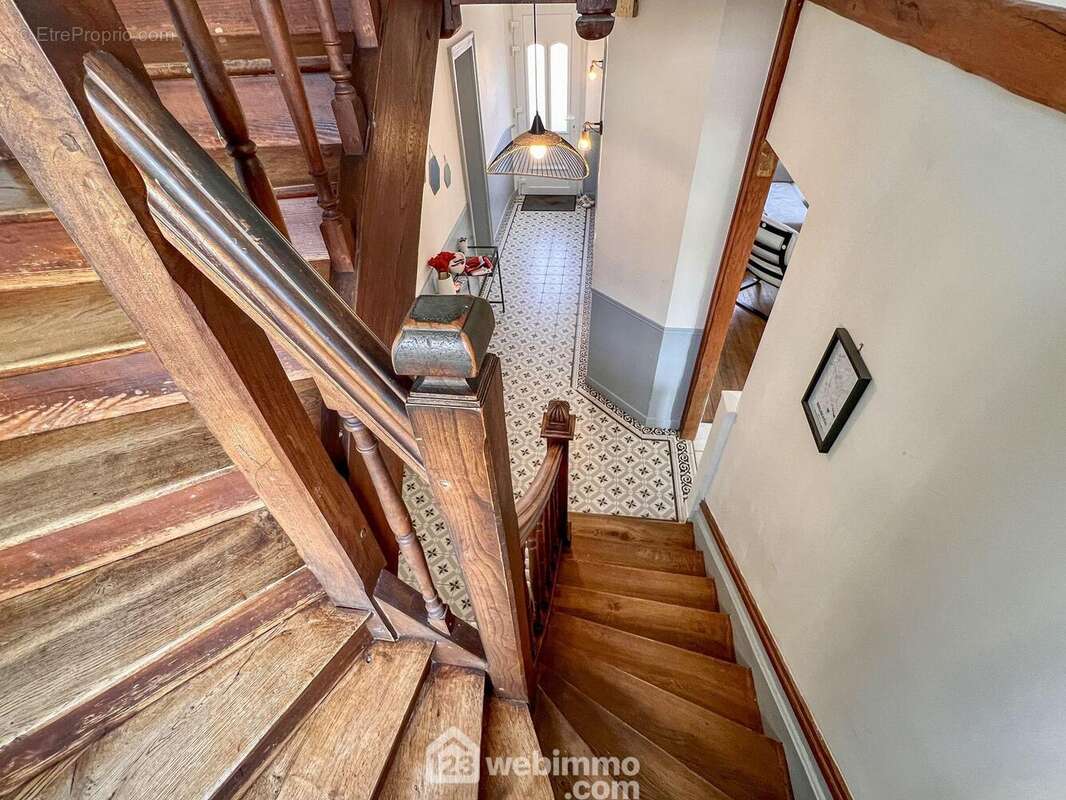 Jolie entrée typique de ces maisons datant de la reconstruction avec un escalier d'époque - Maison à VERDUN