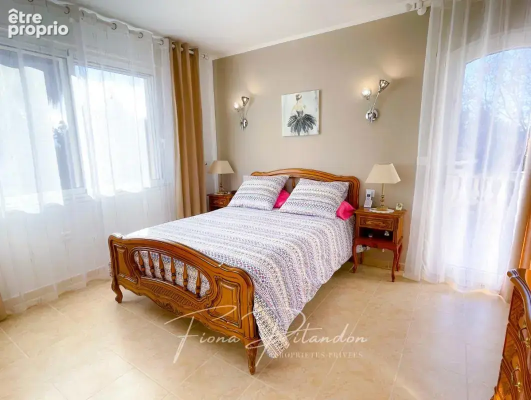 Villa avec piscine et dépendance sur terrain paysager - photo 9