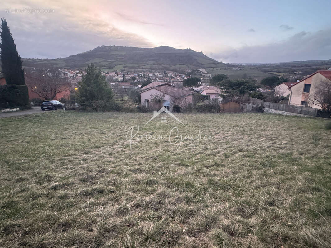 Terrain à SAINT-GEORGES-DE-LUZENCON