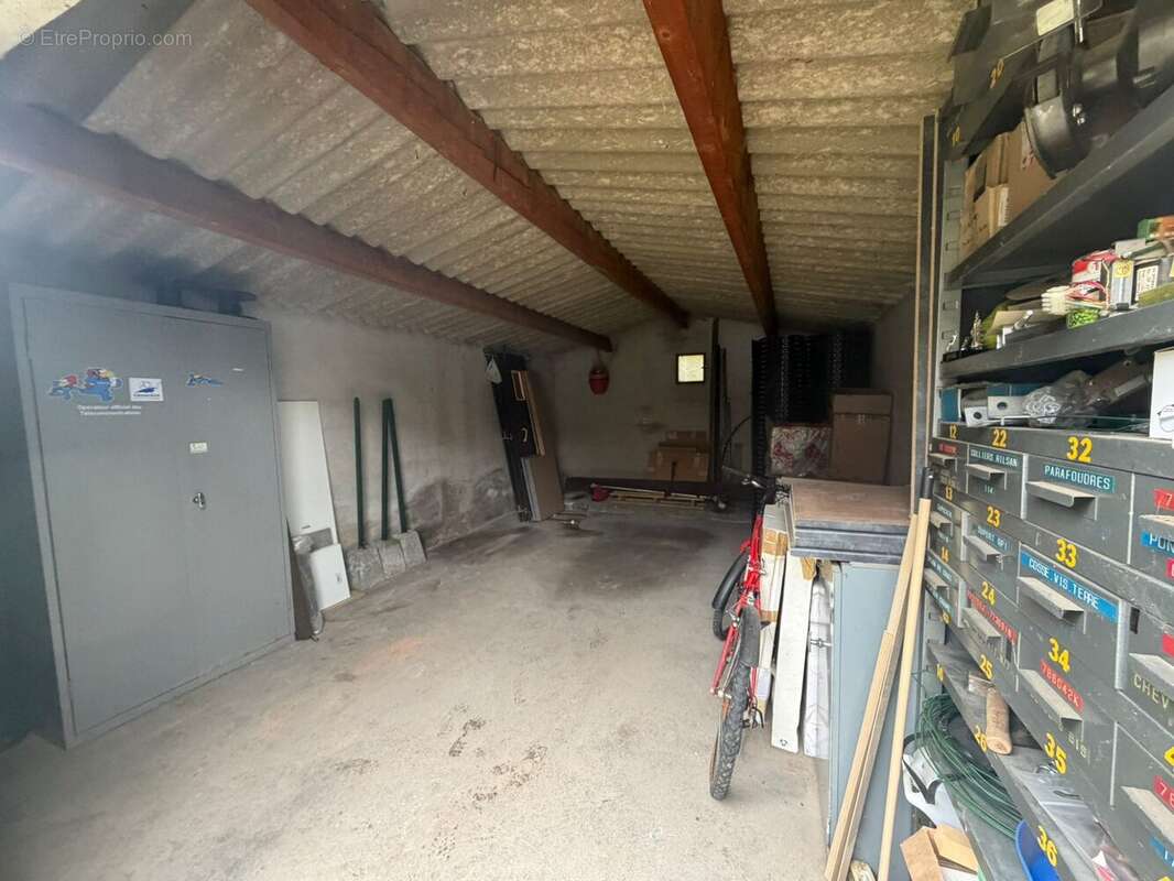 Parking à AUZAT-LA-COMBELLE