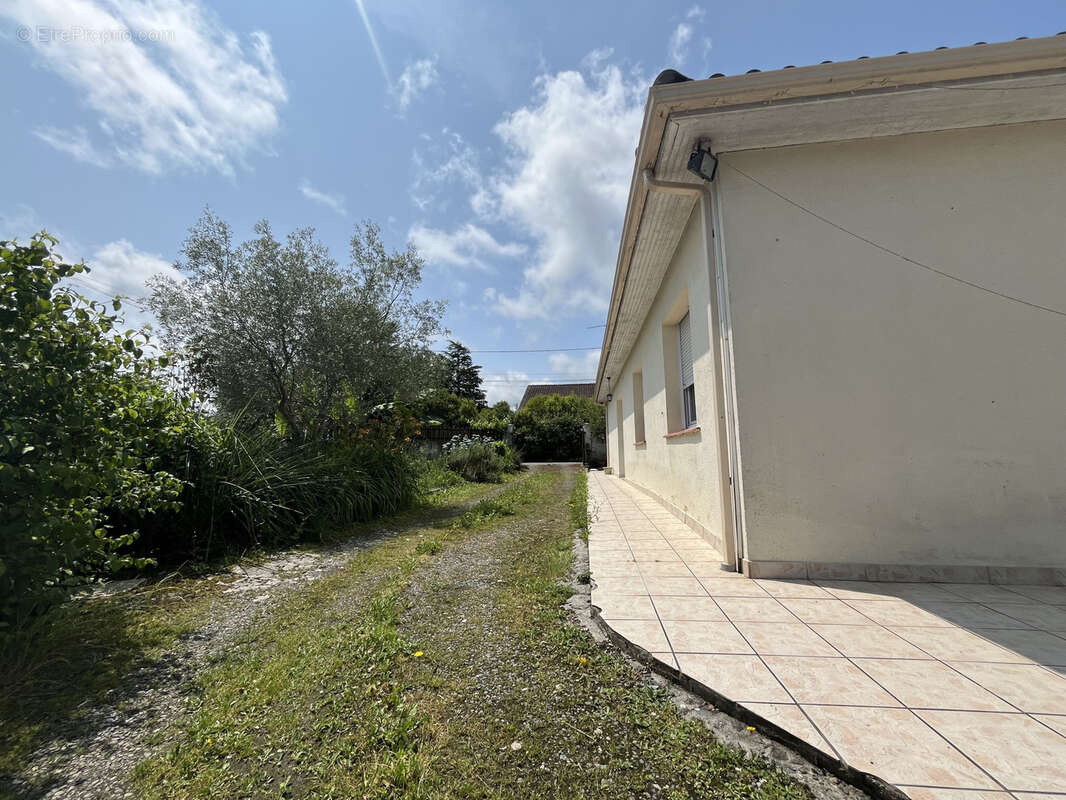 Maison à LAMARQUE-PONTACQ