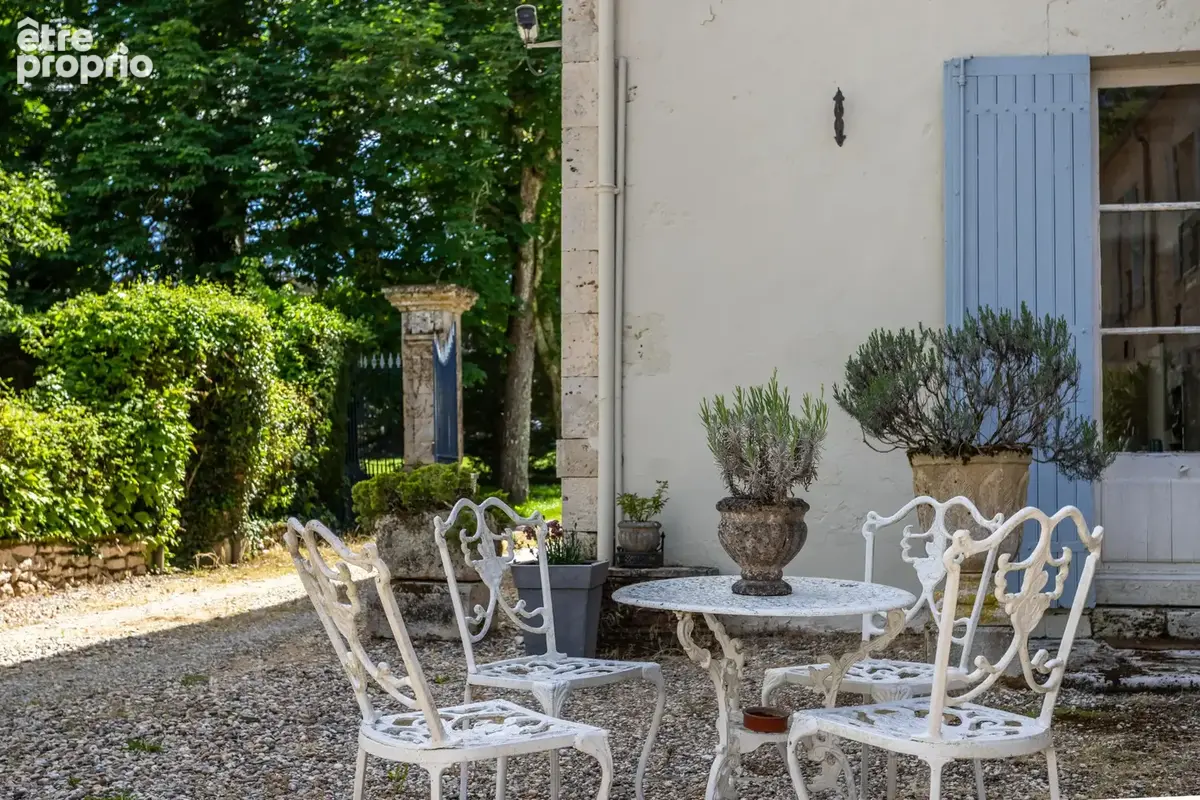 Château avec annexes, piscine, court de tennis et garages - photo 11