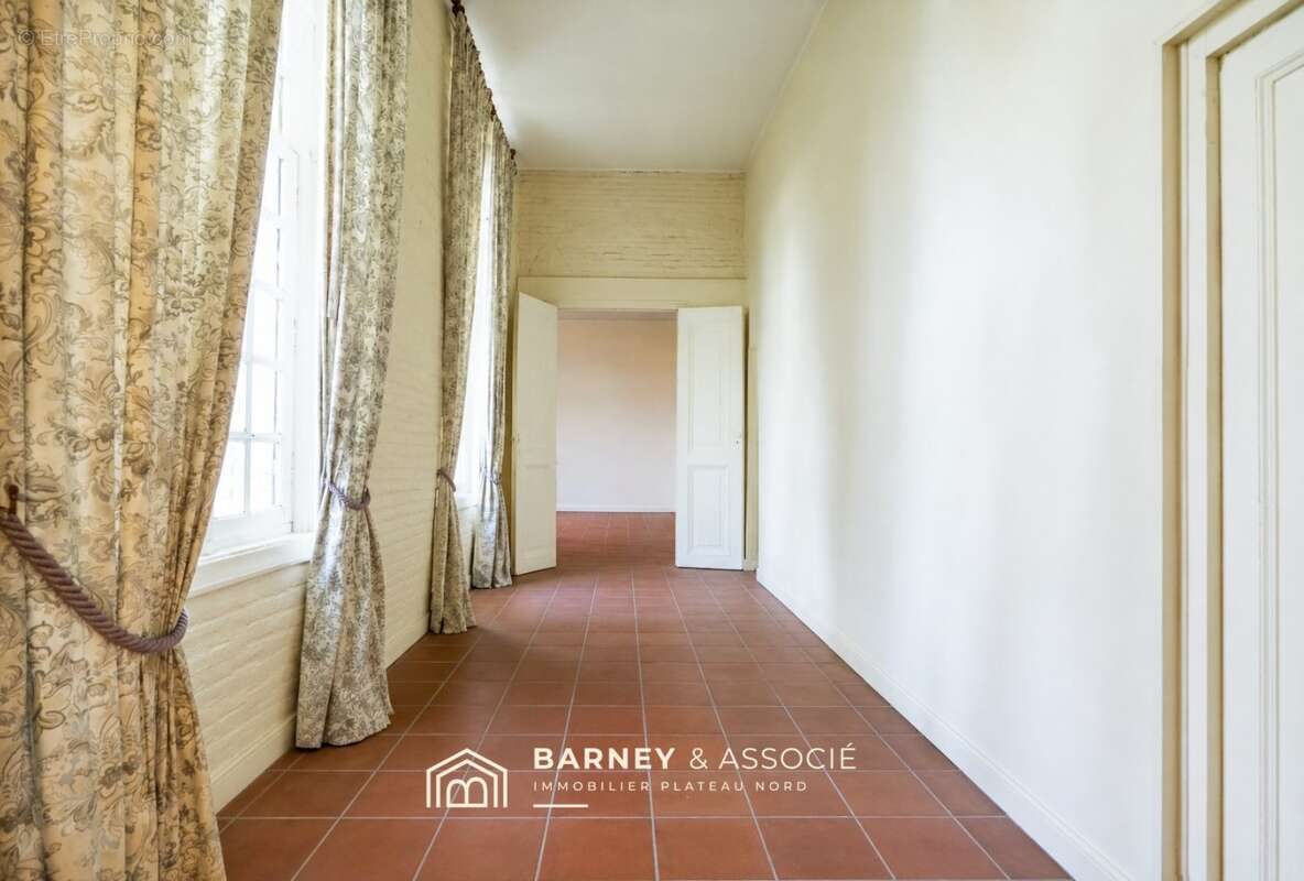 525 m² à Saussay  - photo 8