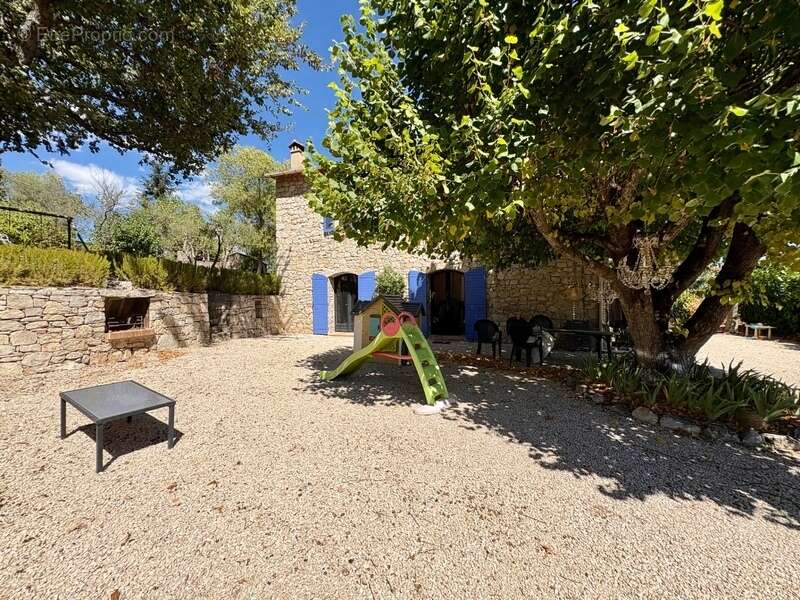 Magnifique maison en pierre de caractère avec annexes à Fayence (175 m² habitables + 126m2 de dépendances) (83) - photo 2