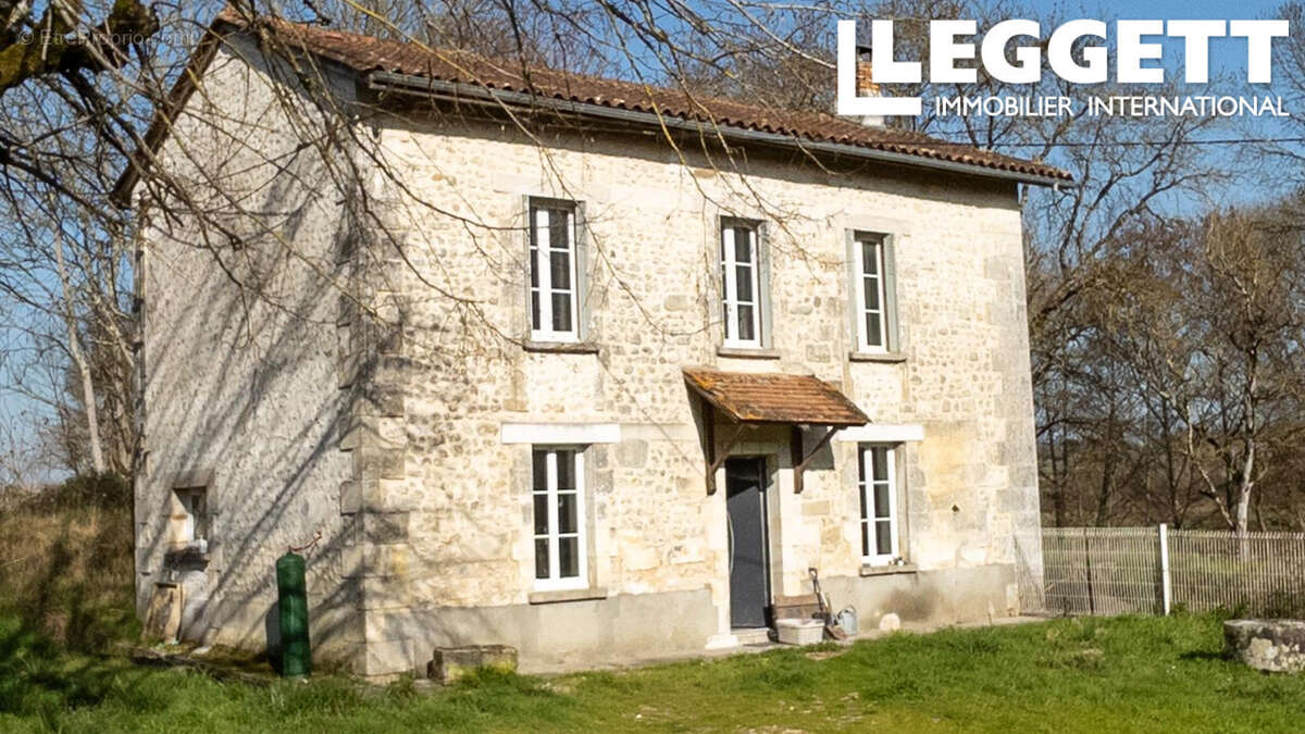 Maison à MONTMOREAU-SAINT-CYBARD