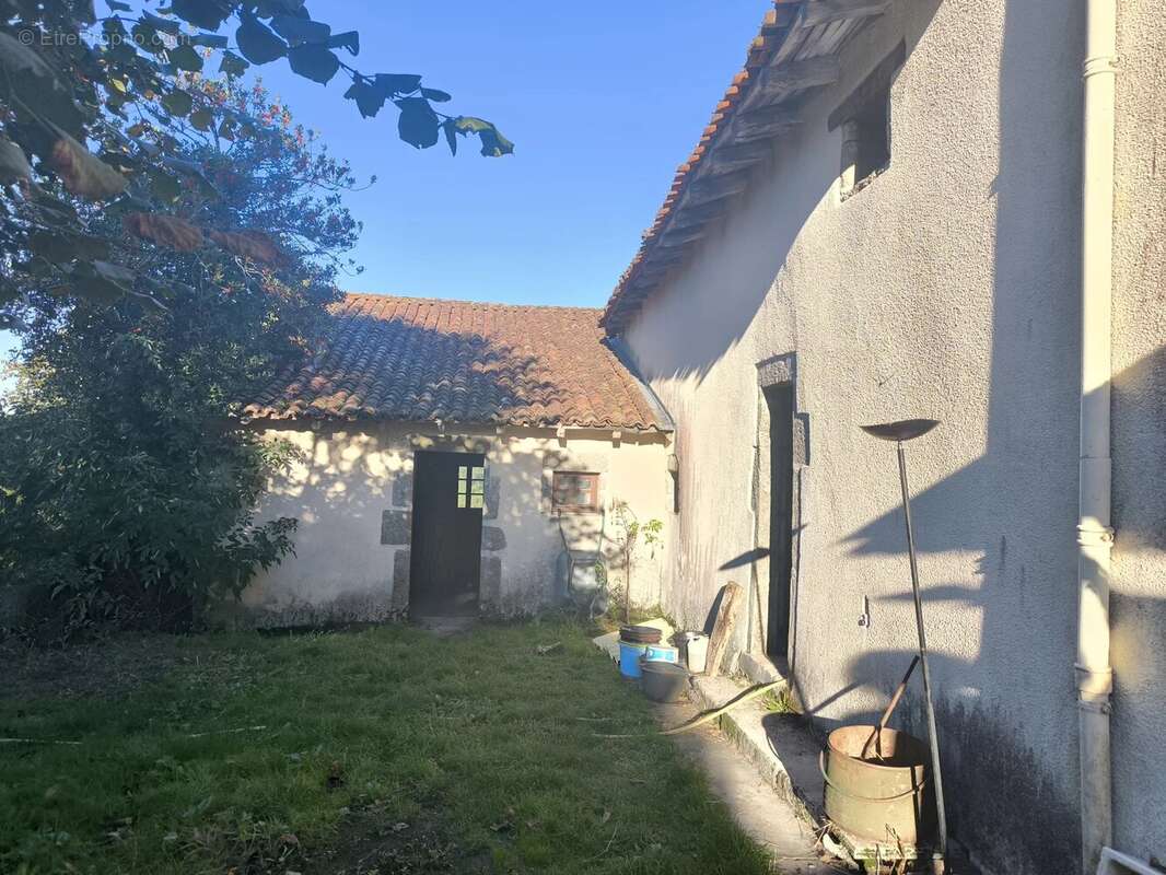 Maison à MONTROL-SENARD