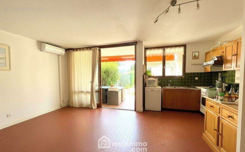 Une pièce de vie lumineuse offrant un bel espace à aménager selon vos envies. - Appartement à SAINTE-MAXIME