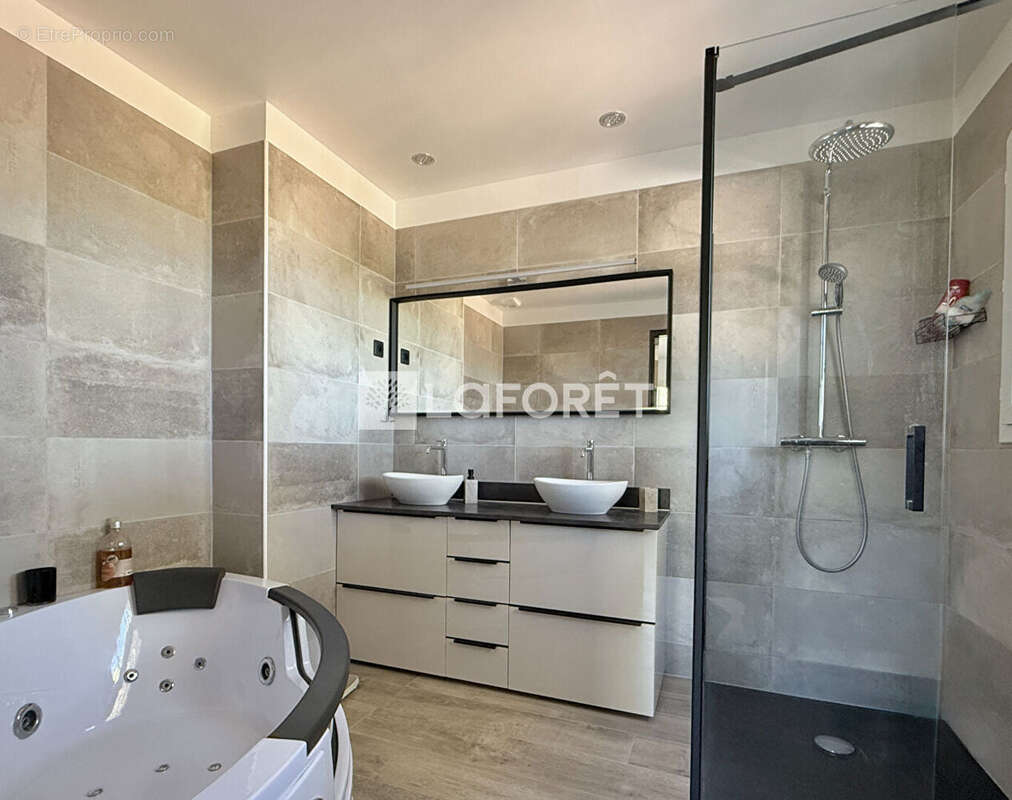 Maison à SOLLIES-VILLE