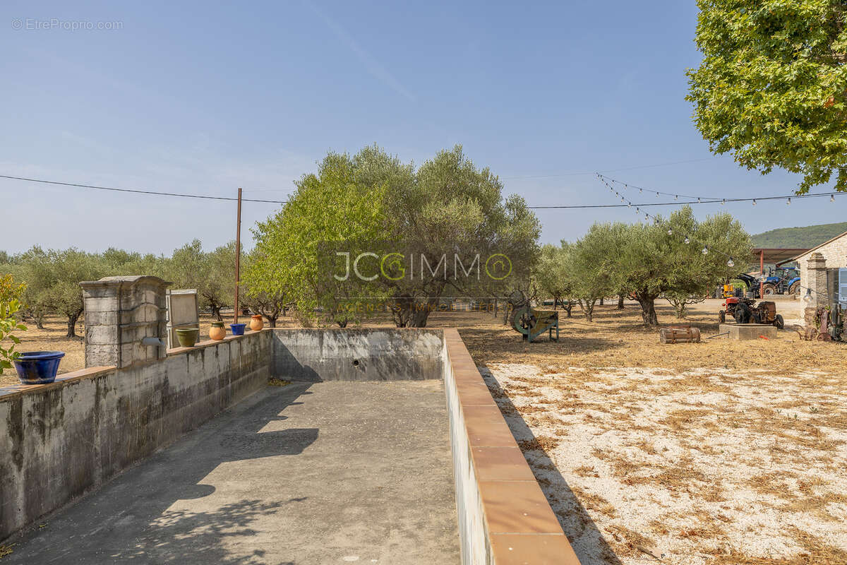 Domaine viticole avec 1 050m2 de bâtis et 300 000m2 (30 hectares) de vignes - photo 8
