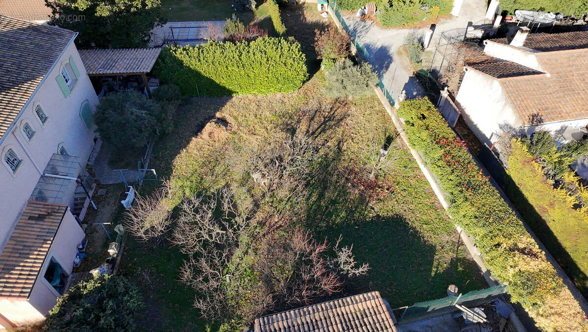Terrain à PELISSANNE
