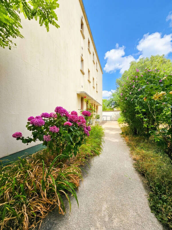 Appartement à LES PAVILLONS-SOUS-BOIS