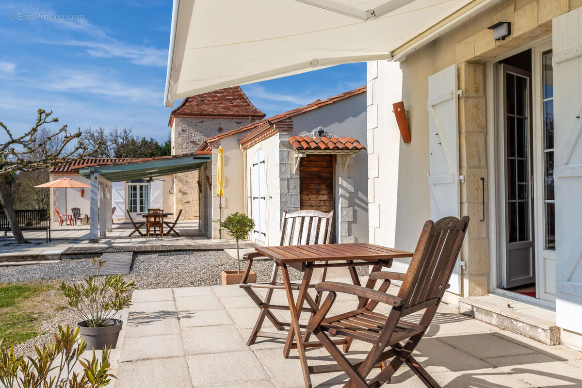 Propriété de campagne avec piscine, annexe, terrain, garage et lac - photo 51
