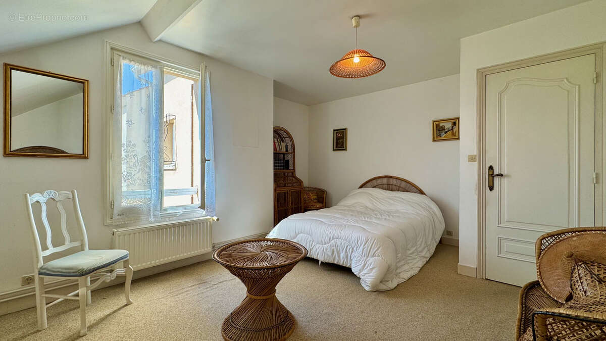 Maison à CHANTELOUP-LES-VIGNES