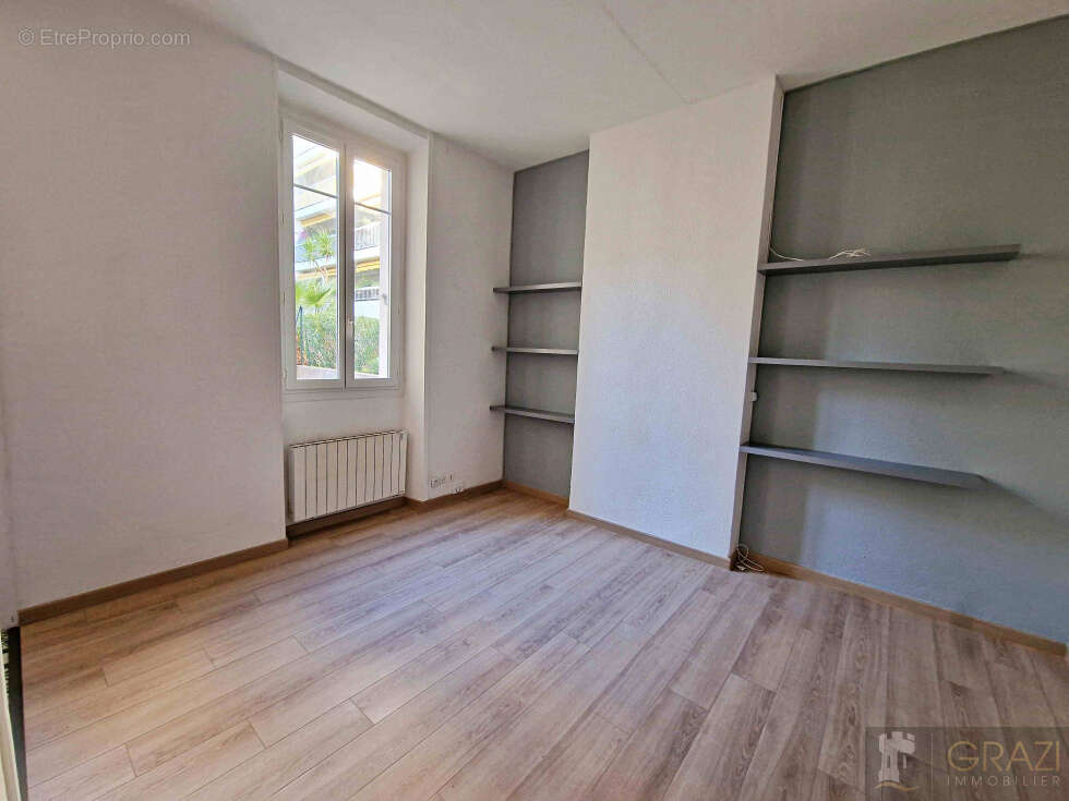 Découvrez ce charmant appartement de type T2, idéalement situé en plein centre-ville de Toulon, à proximité im - photo 4