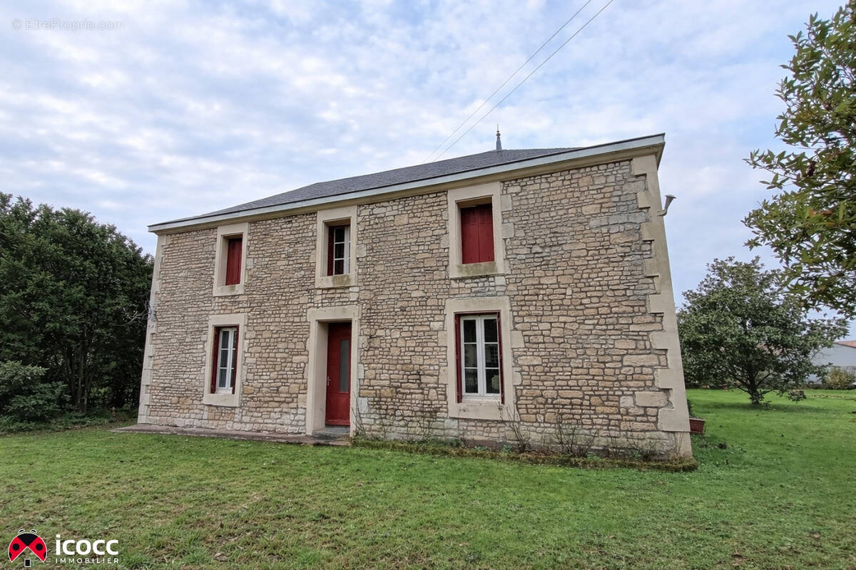Maison à SAINT-ETIENNE-DE-BRILLOUET