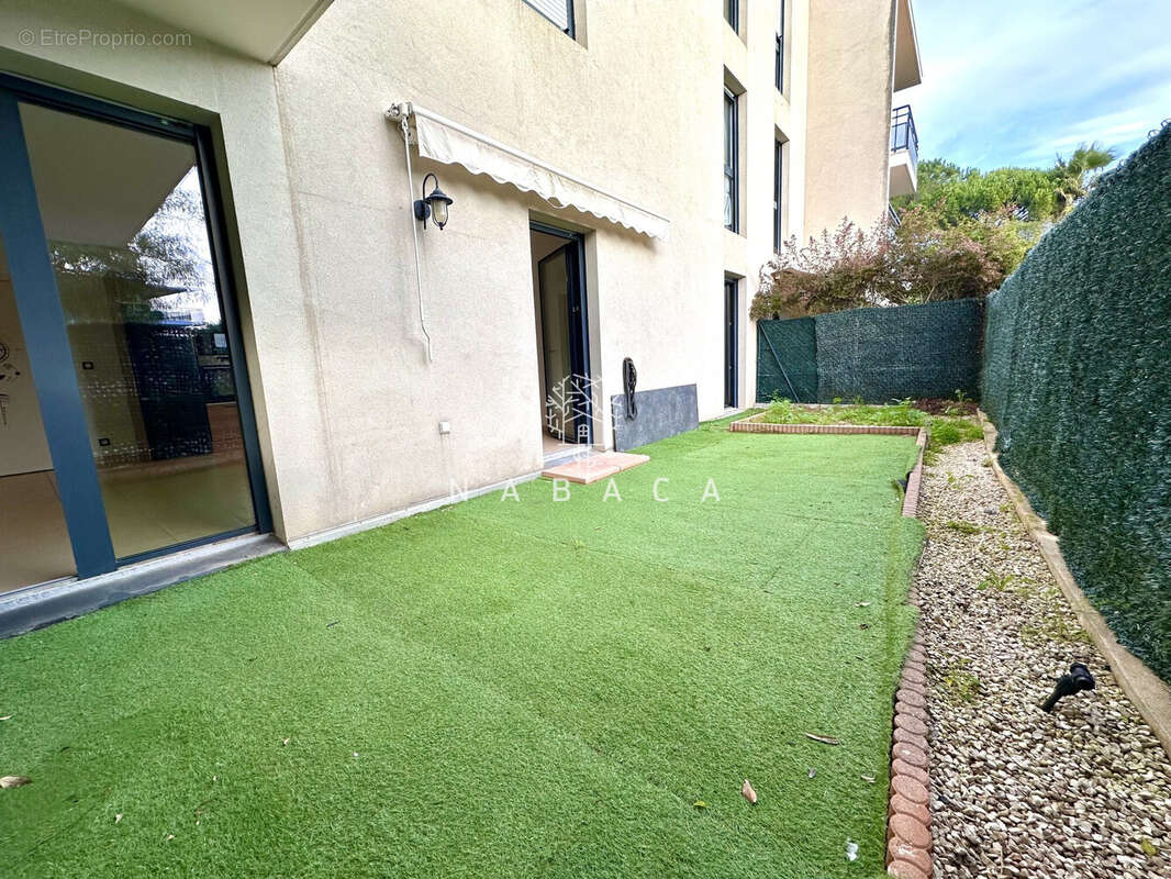 Appartement à LA ROQUETTE-SUR-SIAGNE