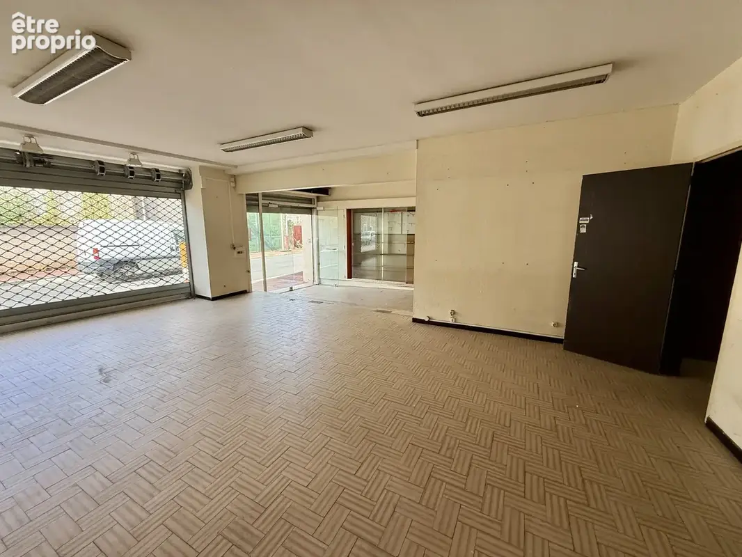 Local Commercial + Appartement T5 sur un terrain de 1615 m2 - photo 6
