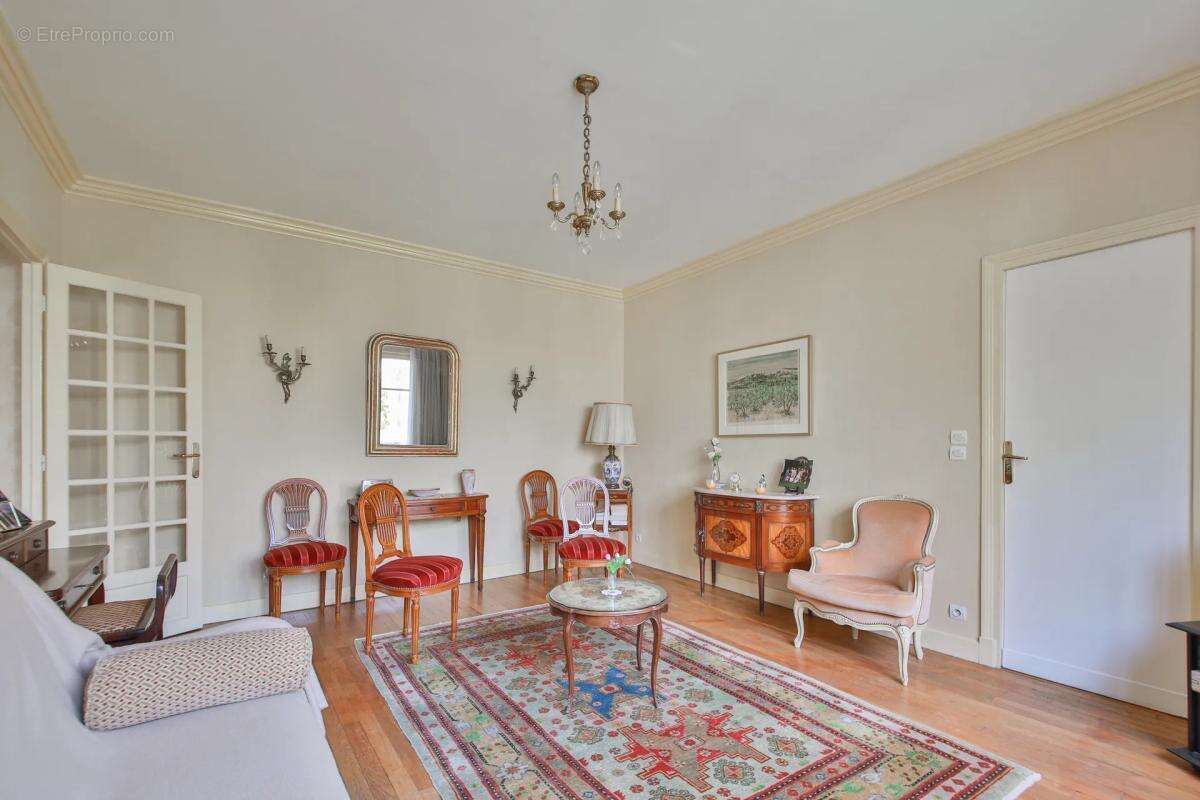 PARIS 16ᵉ – RUE MOLITOR  Un appartement à imaginer selon vos envies ! - photo 3