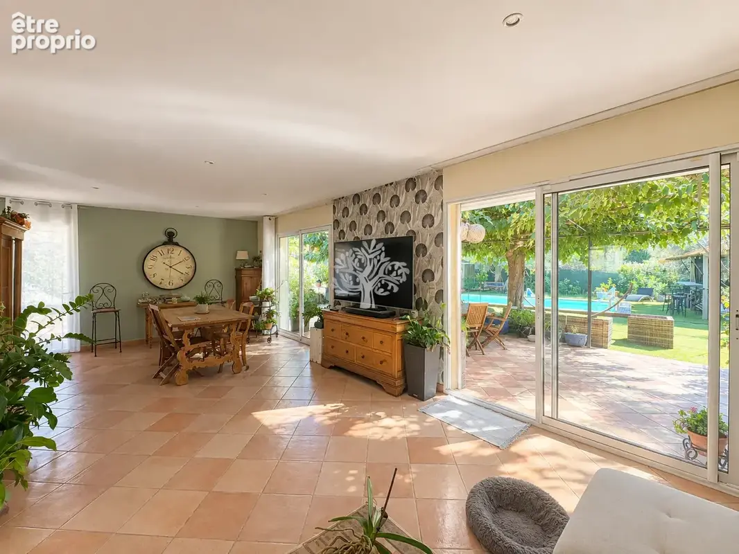 Maison de plain-pied 131 m2   Terrain de 2 000 m2 avec piscine et pool house - photo 3