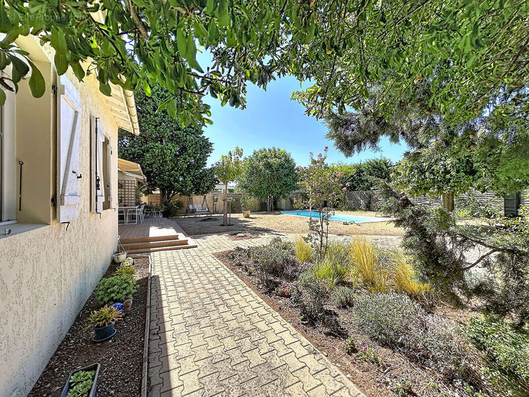 PIOLENC - Maison plain pied, double garage, jardin 1200m² avec piscine - photo 3