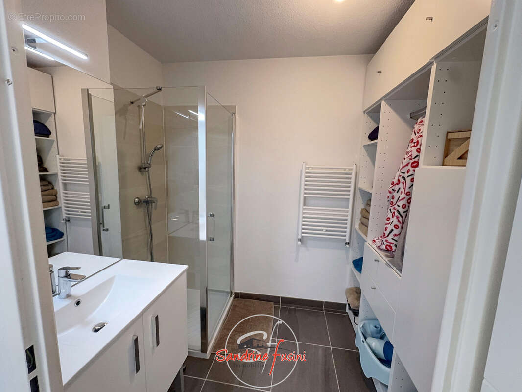 Superbe Appartement 3 pièces au premier et dernier étage avec deux parkings en sous sol. - photo 7