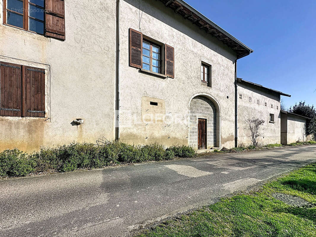 Maison à COURMANGOUX