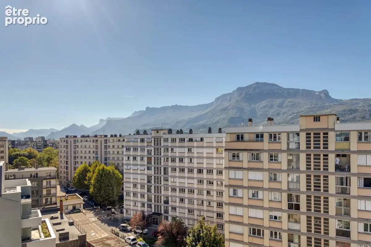 Ferrié / Stalingrad : superbe T2 traversant en dernier étage avec balcons et vues panoramiques - photo 4