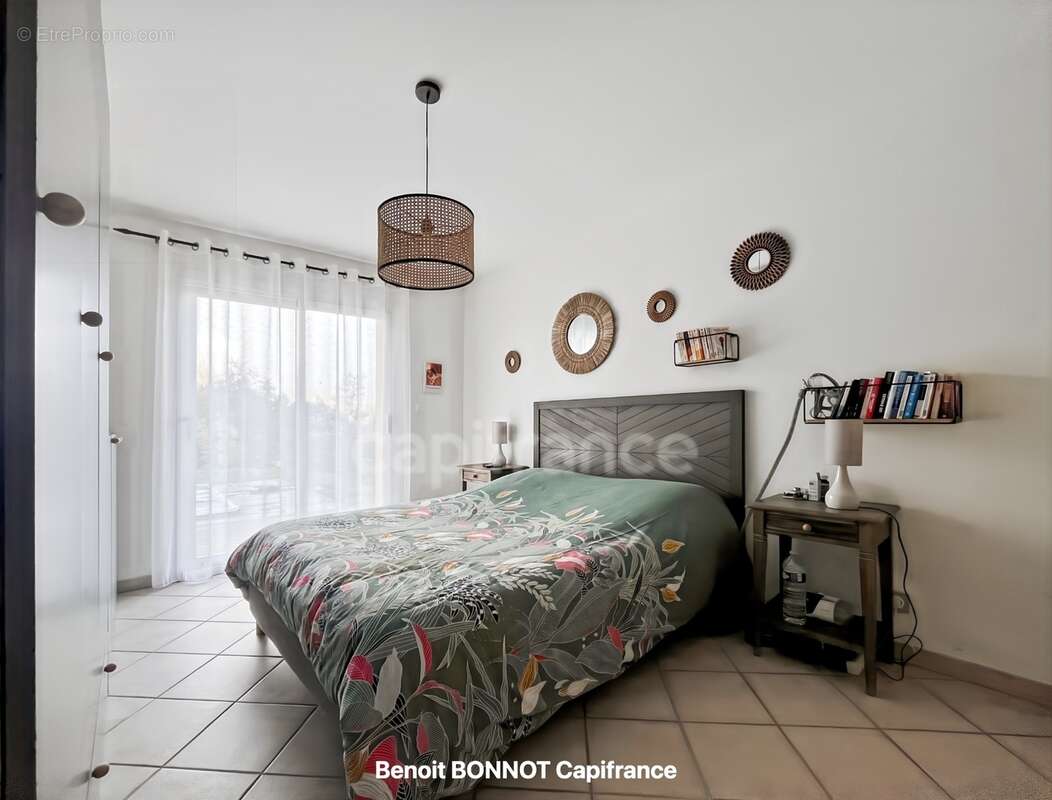 Piscine chauffée, terrain de 2 261 m², vue dominante et rénovation complète en 2024 : découvrez cette superbe maison familiale s - photo 9