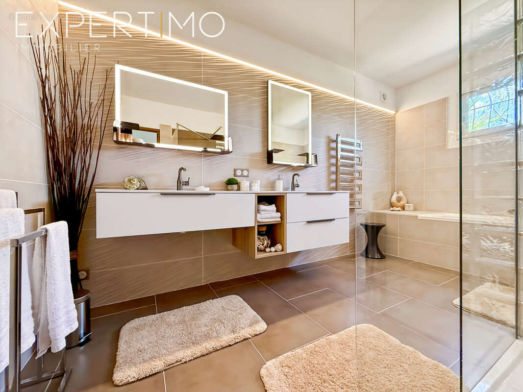 Propriété de 457 m2 + Piscine avec Pool House + 4 garages sur 5500 m2. - photo 20