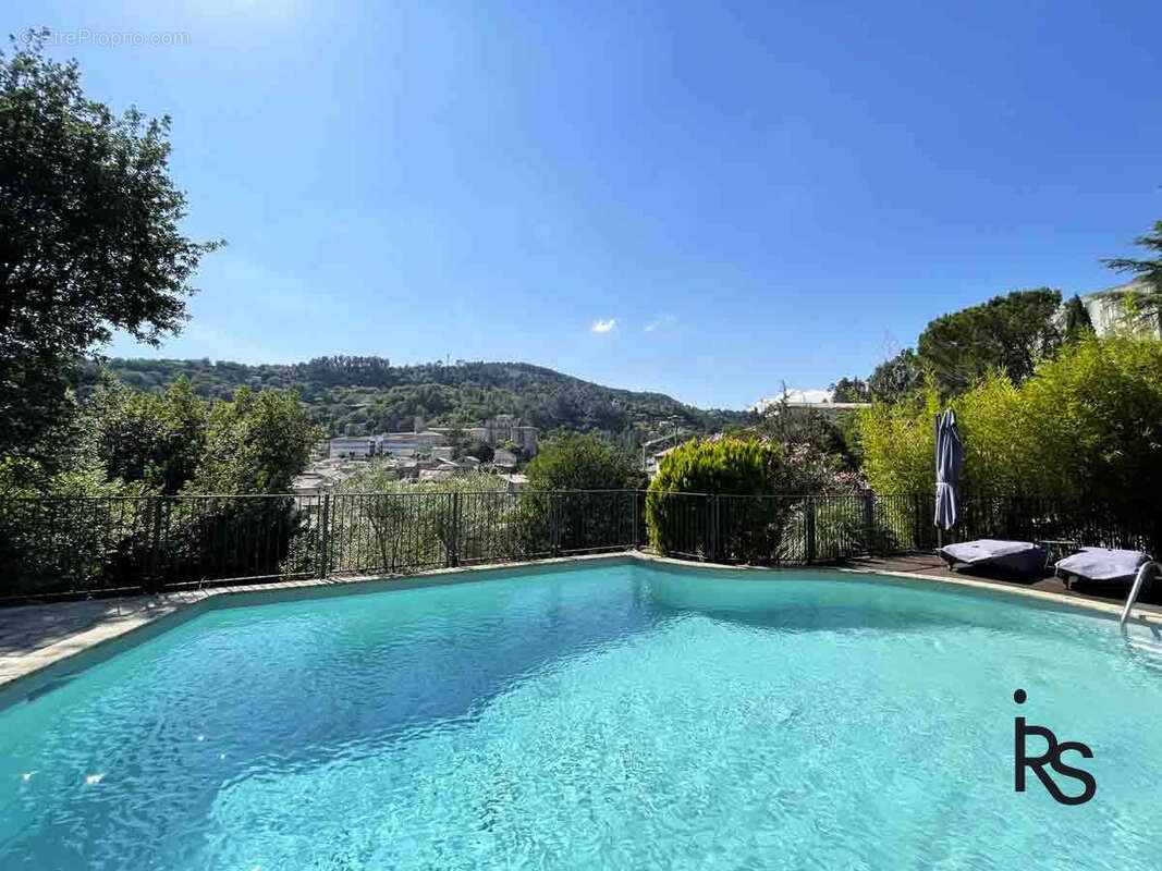 Une villa de 212 m2 avec 3797 m2 de jardin et piscine, 5 chambres et un bureau, garage et caves en RDC. - photo 2