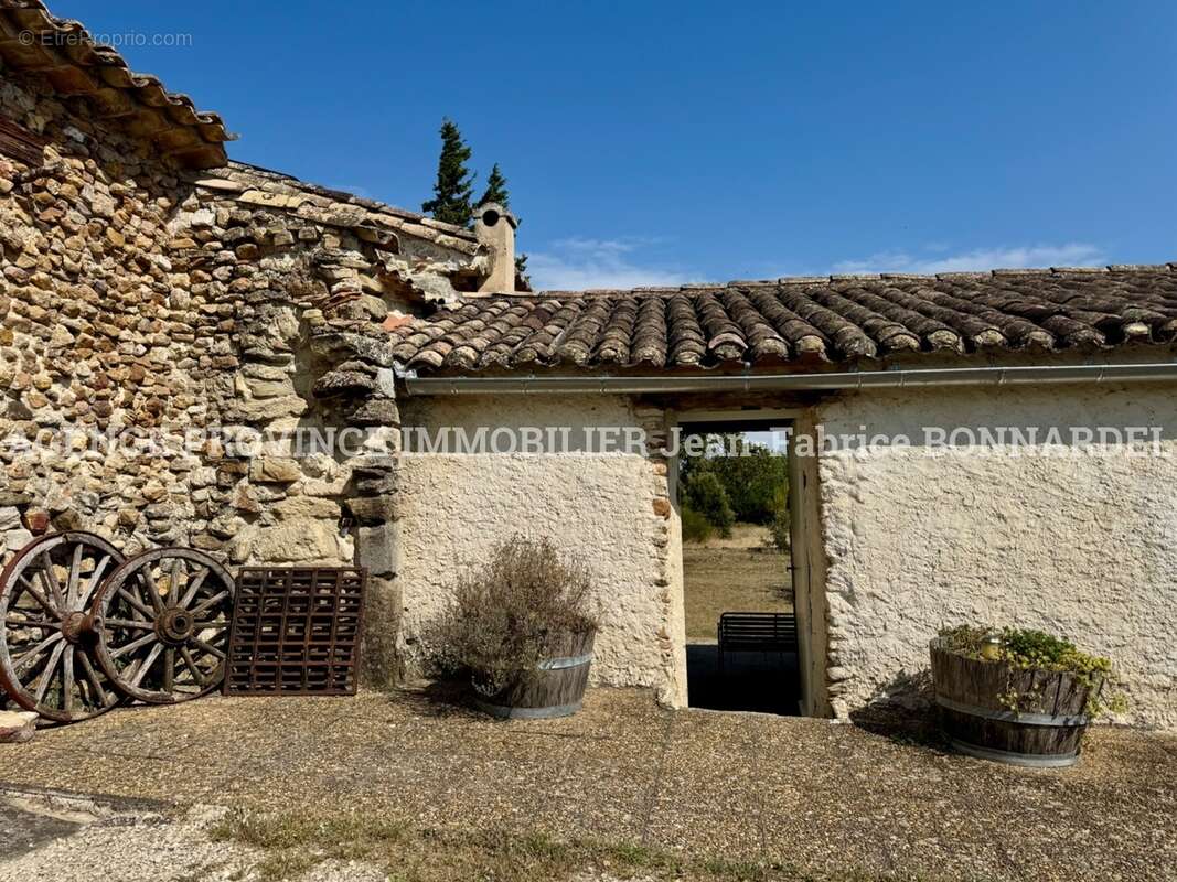 Maison 242 m² à Grillon  - photo 2