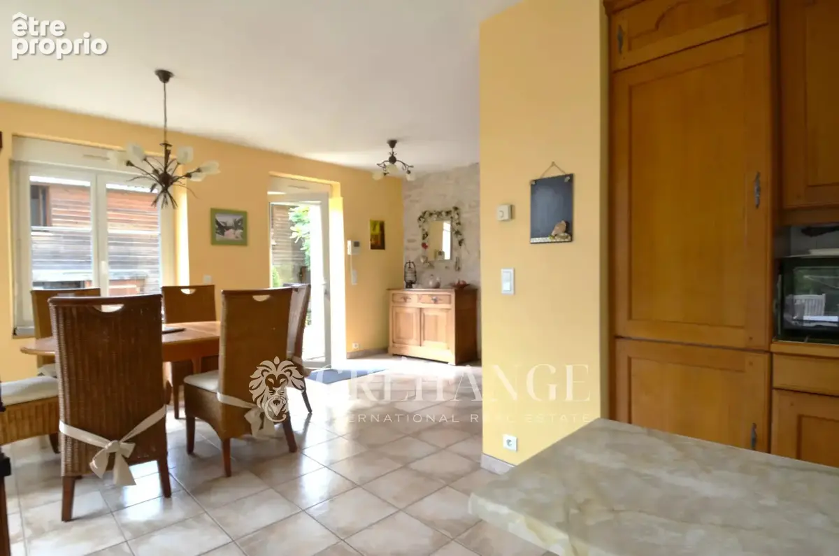 Maison de 200m² - 6 pièces - Dépendances - photo 5