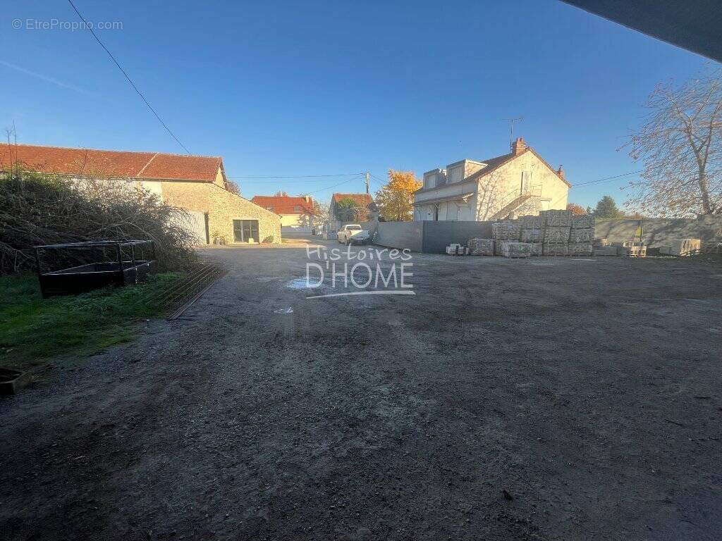 Commerce à JOUY-LE-CHATEL