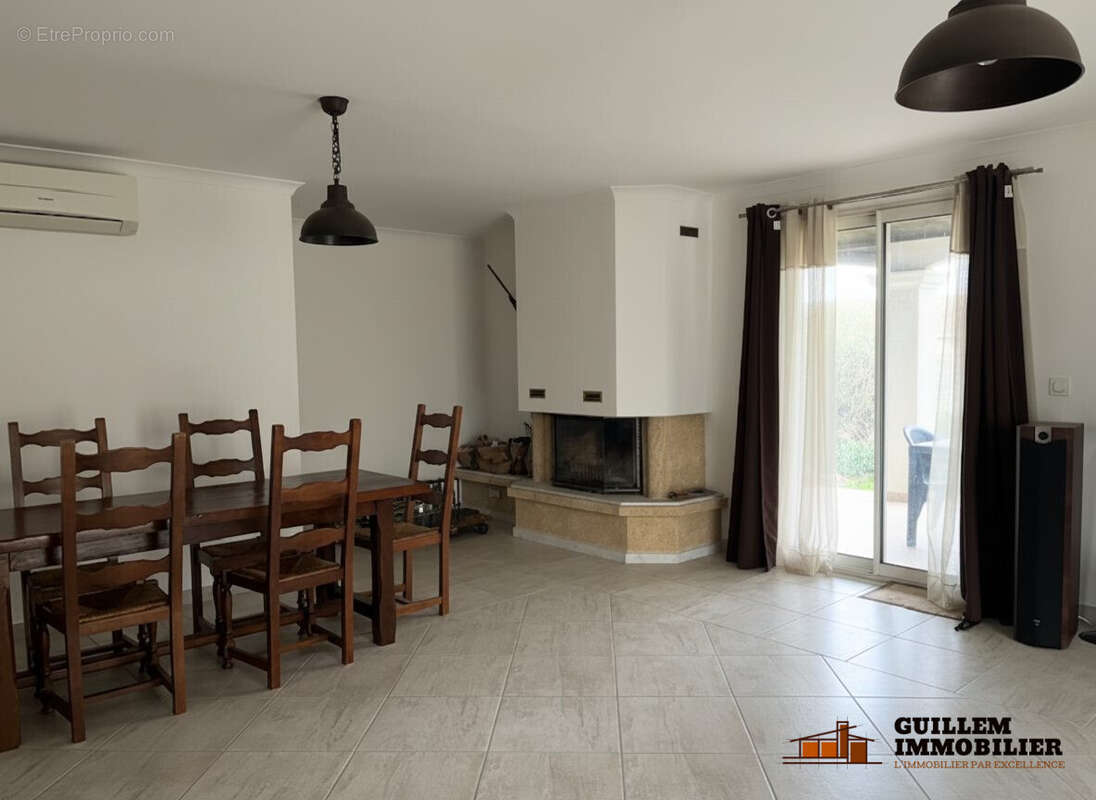 Séjour avec cheminée - Maison à GRANS