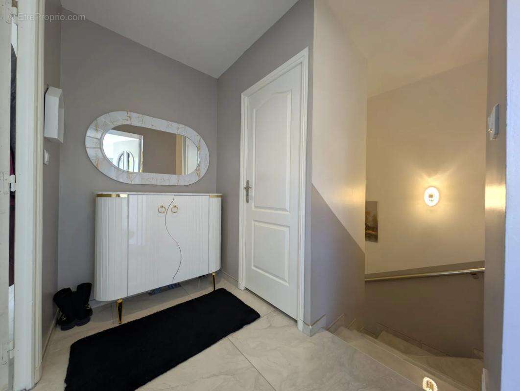 Maison à SAINT-CYR-DE-FAVIERES