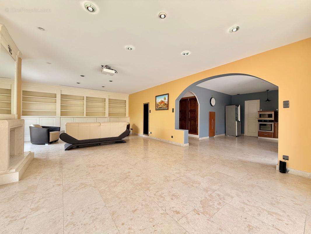 Maison familiale de 195 m² avec T2 indépendant – Calme et potentiel locatif - photo 8