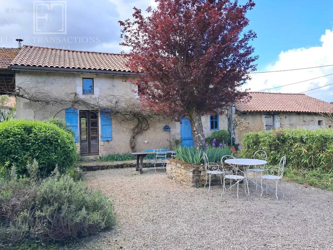 Maison à SAINT-FRONT-LA-RIVIERE