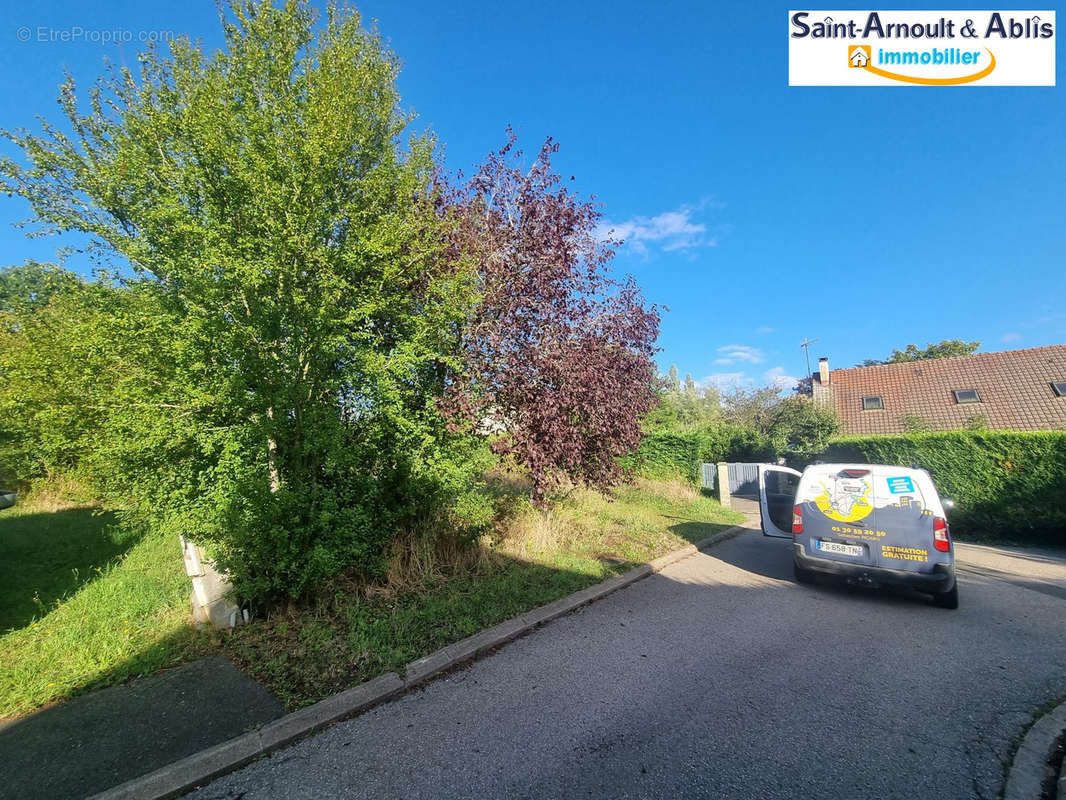 Terrain à MONDONVILLE-SAINT-JEAN