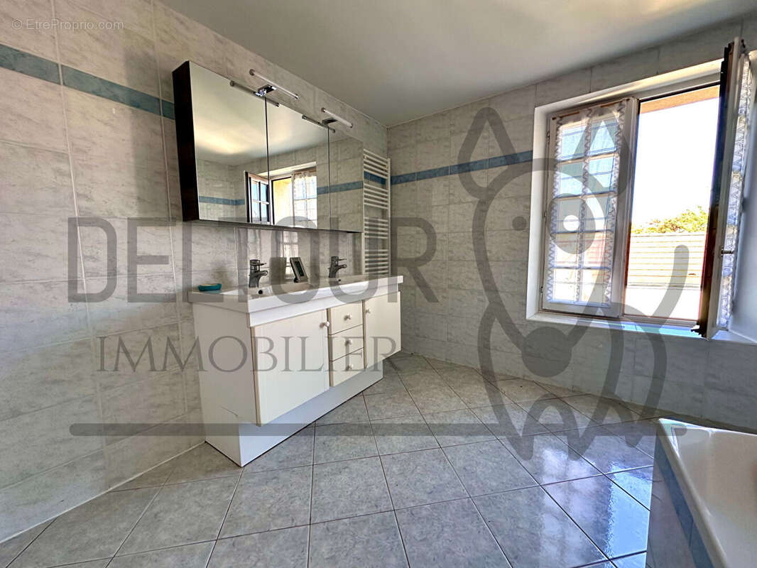 Maison à VILLENEUVE-LE-COMTE