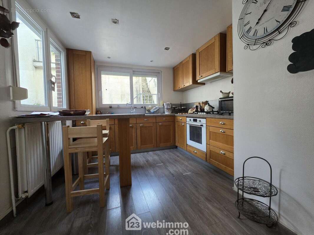 Le charme intemporel du bois et la praticité d?un aménagement complet pour cuisiner en toute sérénité - Maison à SAINT-QUENTIN