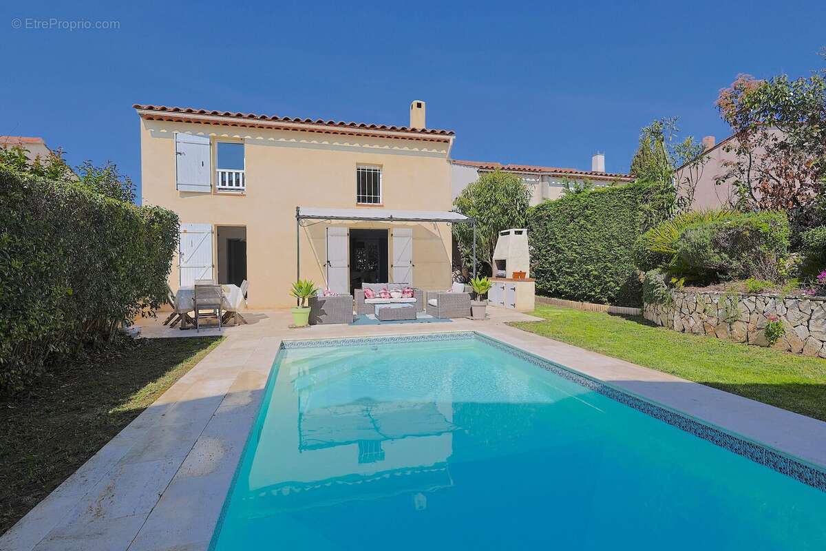 Maison à LA ROQUETTE-SUR-SIAGNE