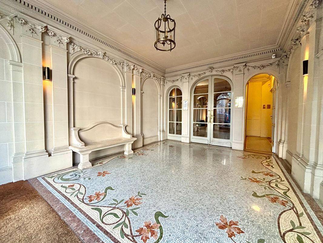 Appartement à PARIS-16E