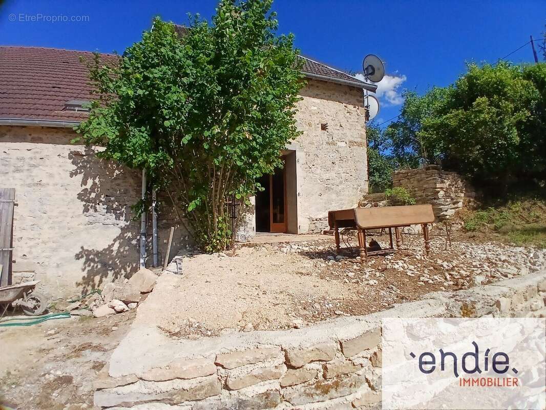 Maison de caractère à rénover  140 m² habitables Vals-des-Tilles (Villemoron) sur terrain de 570m² - photo 13