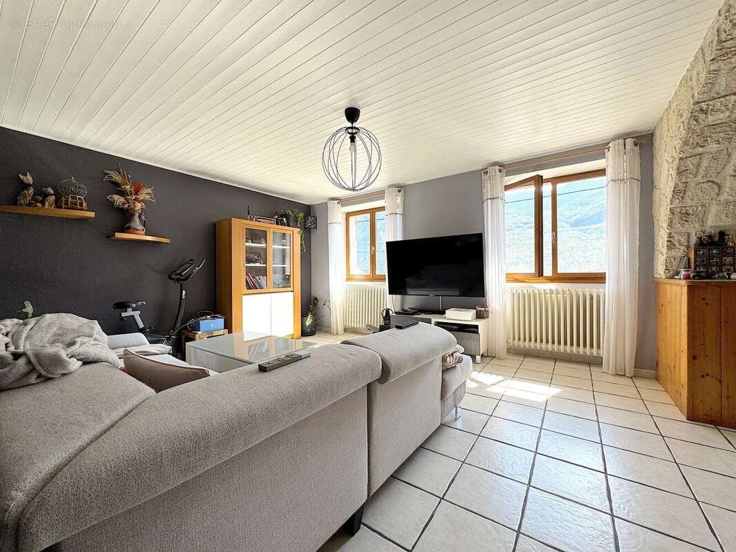 Maison à SAINT-JULIEN-MONT-DENIS