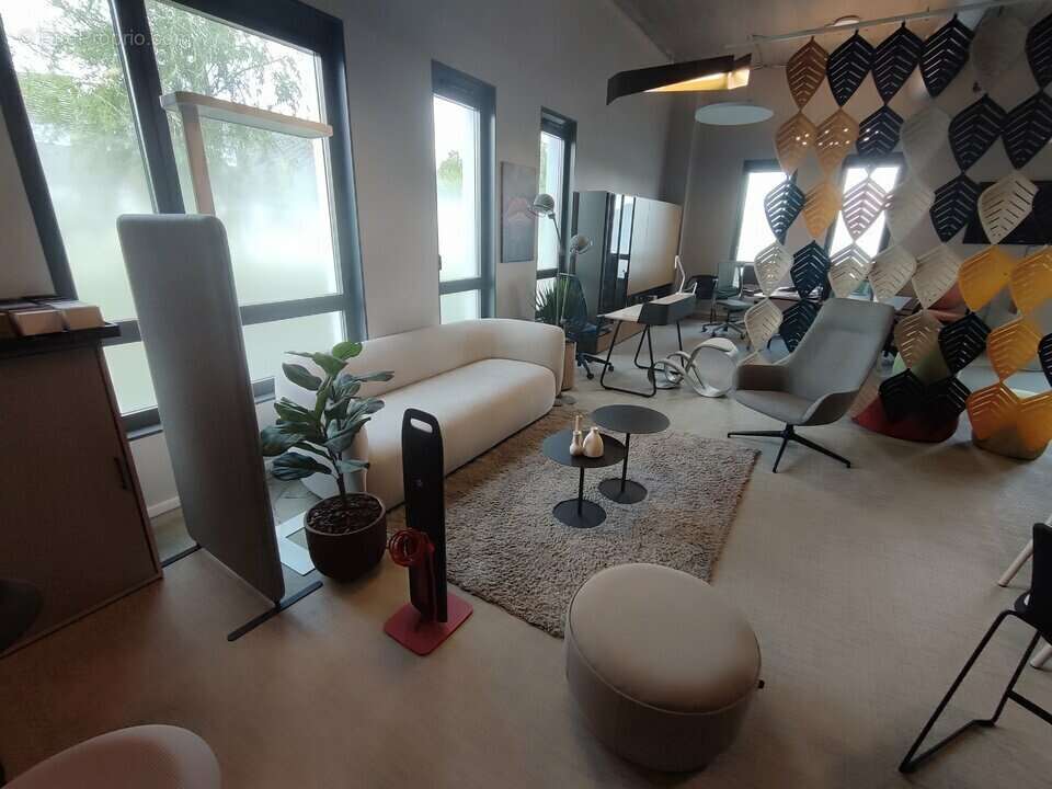 Commerce à VAULX-MILIEU