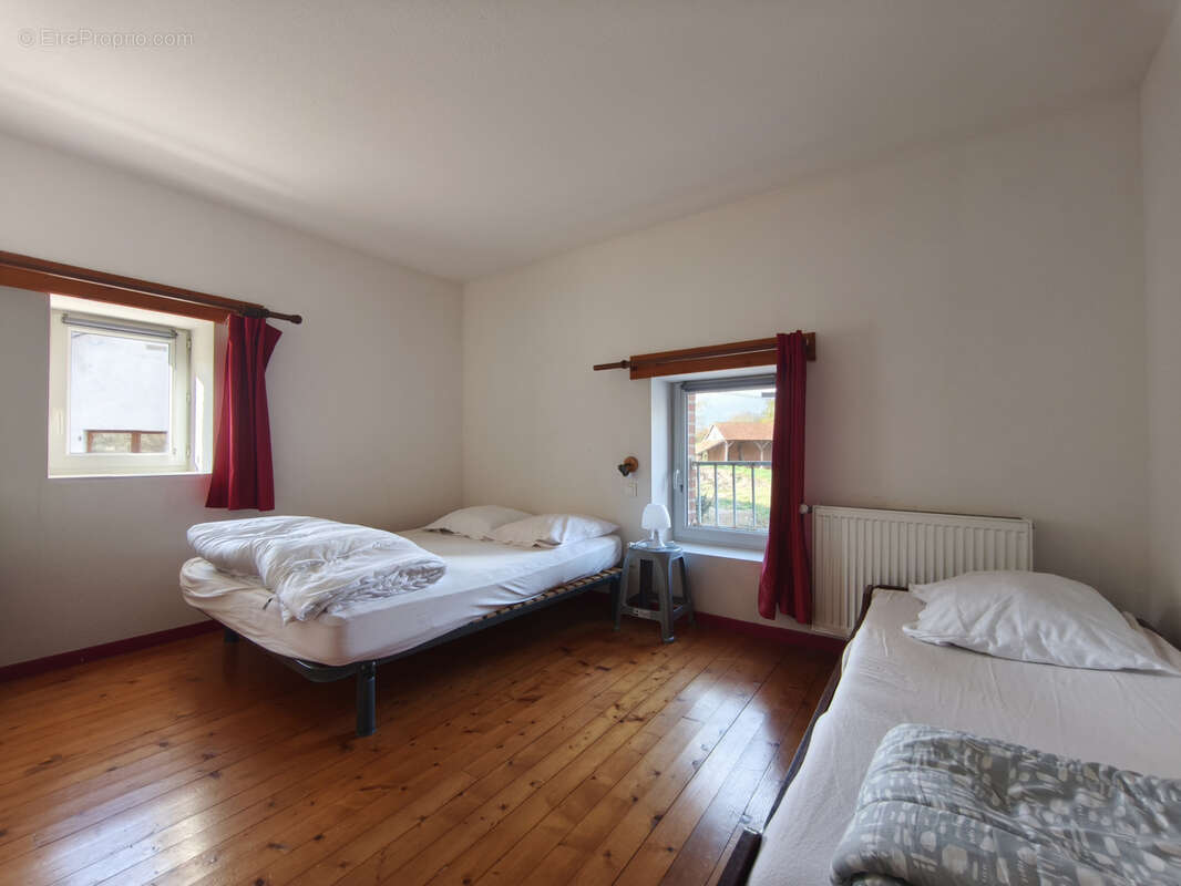 Maison à CREUZIER-LE-NEUF